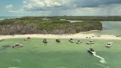 Bañistas-Y-Navegantes-Pasando-Un-Buen-Rato-En-Una-Cabeza-De-Playa-En-Bonita-Springs,-Florida