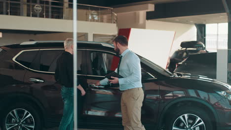 cliente y vendedor en un concesionario de automóviles