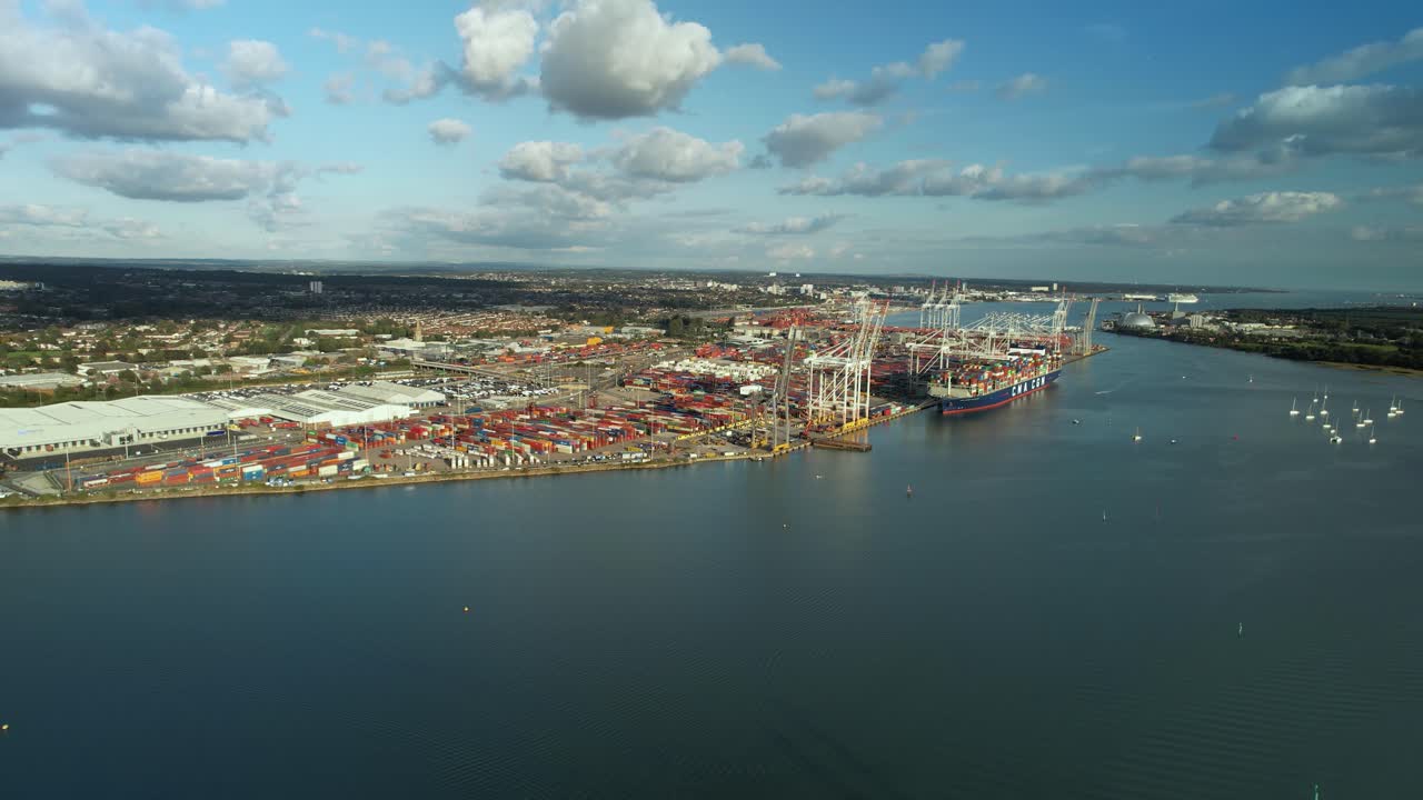 aguas tranquilas del río de prueba con la empresa operadora del puerto industrial en southampton, reino unido