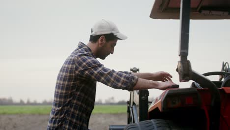 agricultor trabajando en su tractor en un campo