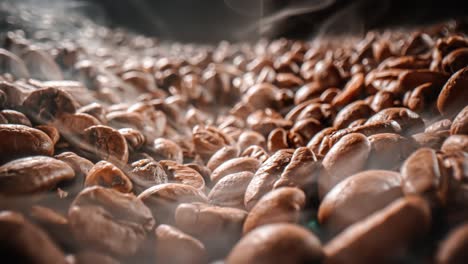 cerca de las semillas de café. los granos de café perfumados son tostados el humo viene de los granos de café.