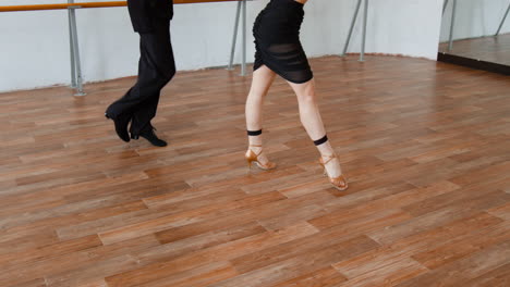 pareja bailando en un estudio