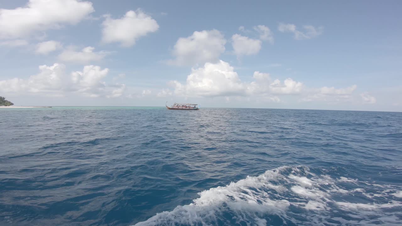 바다에서 보트의 오픈 워터 샷