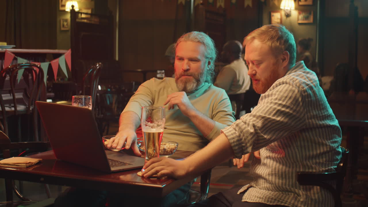 Forretningspartnere på pub.