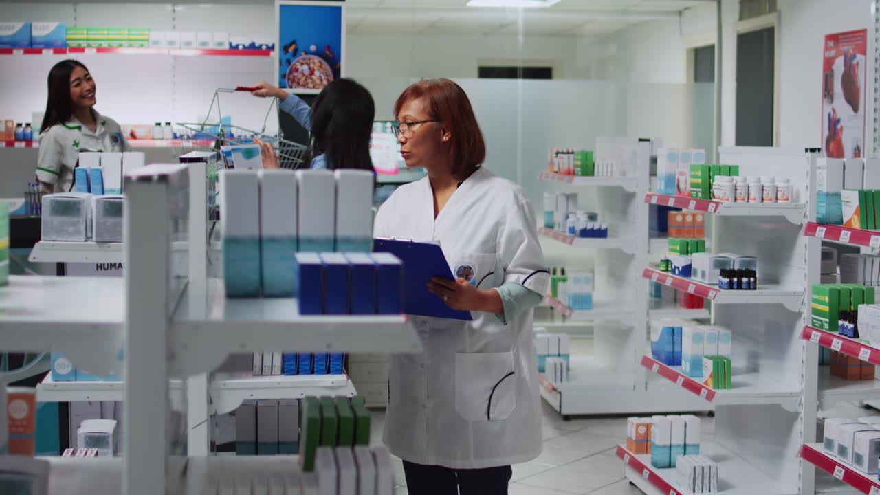 Farmacia con farmacista e clienti