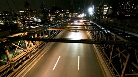 Ein-Zeitraffer-Von-Autos,-Die-Nachts-über-Die-Brooklyn-Bridge-In-New-York-City-Fahren