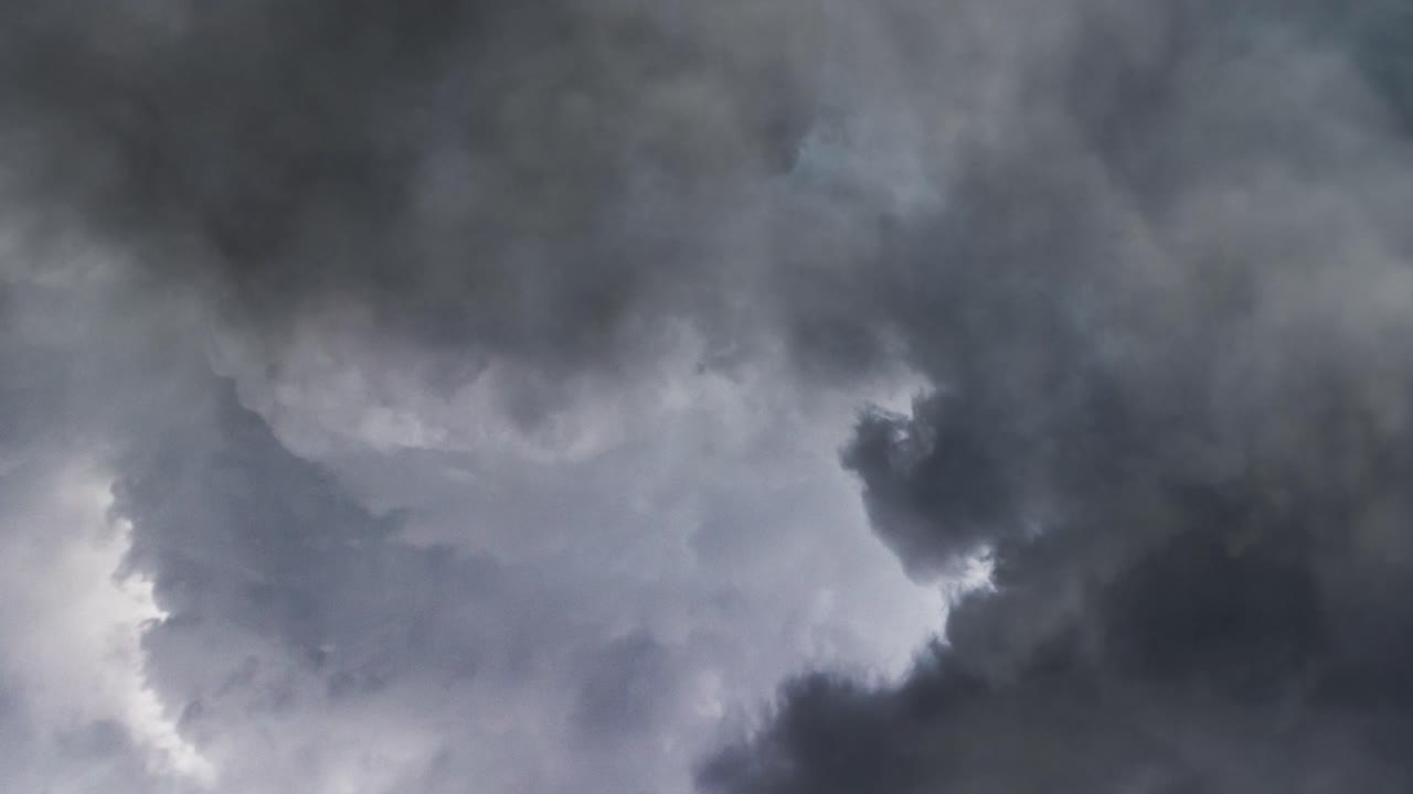 nubes de tormenta, nubes de lluvia cumulonimbus y una fuerte tormenta
