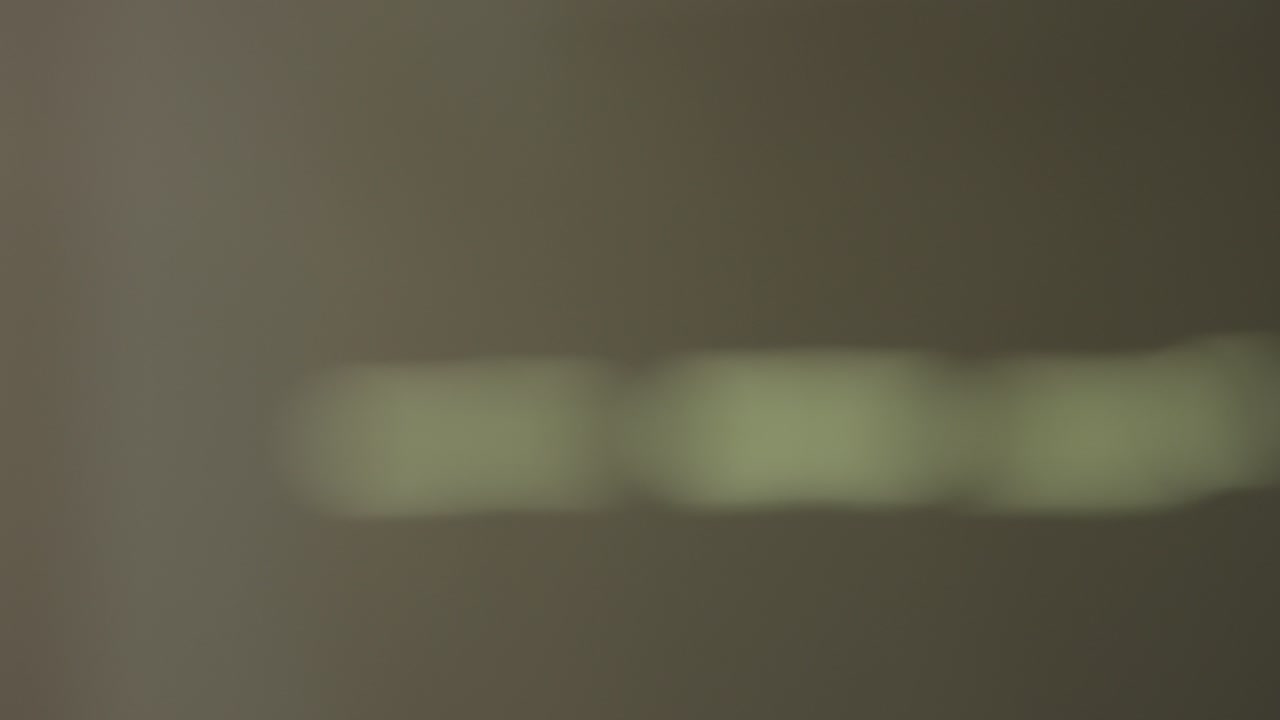 금속 파이프 를 들고 있는 손