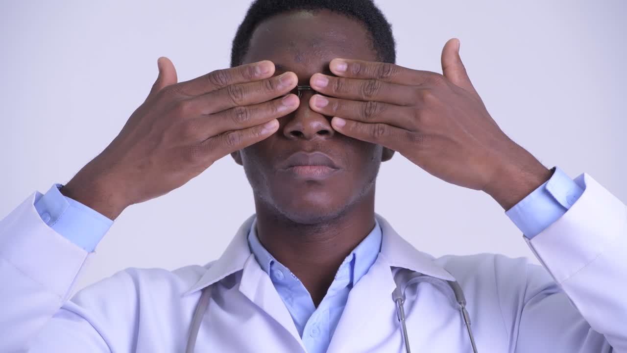 joven y guapo hombre africano médico