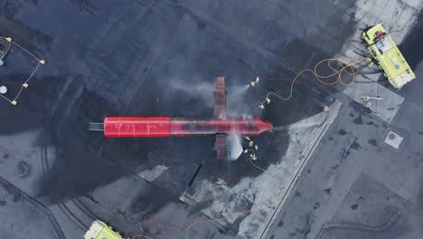 Bomberos-Apagando-El-Fuego-Del-Motor-En-Un-Avión-Ficticio-Durante-El-Entrenamiento-Anual-En-Islandia