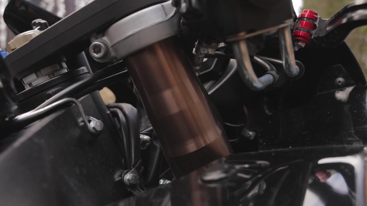 ⁇ 바를 가진 오토바이의 헤드 튜브