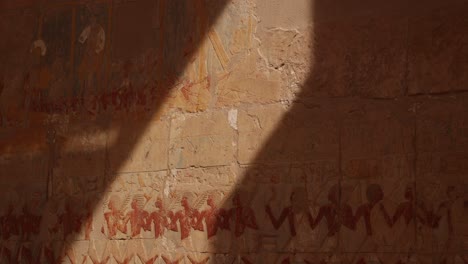 la luz del sol golpea los coloridos jeroglíficos en la pared de los antiguos templos y tumbas en el valle de los reyes y el templo de hatshepsut