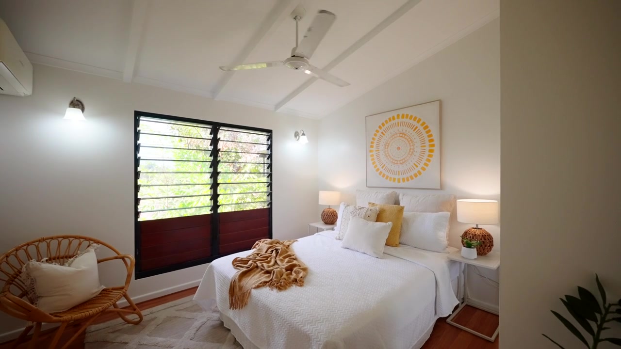 Interno di camera da letto in stile tropicale NT con mobili in legno naturale, arredamento moderno e finestre luminose