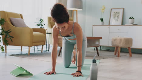 yoga, tableta y mujer con video en línea