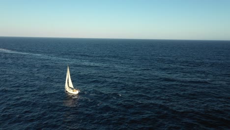 Segelboot-Von-Einer-Drohne-Geschossen