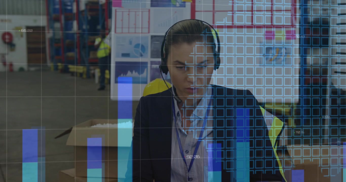 Líder de logística sentado, tecleando en el portátil con el micrófono activado mientras la cámara hace zoom, gráficos en la pantalla del portátil sincronizando tareas.