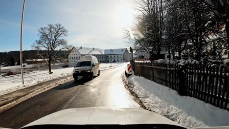 在巴伐利亞南部的著名修道院schäftlarn (或schaeftlarn) 附近開車,在巴伐利亞村莊中經過著名的白色修道院的4k超速冬季駕駛