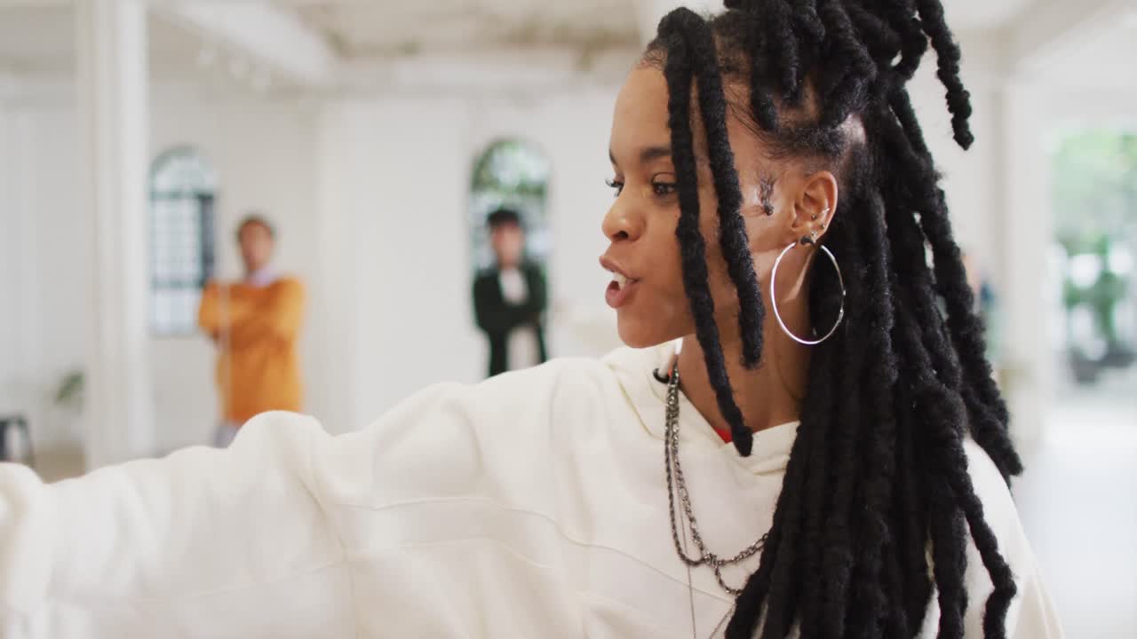 행복한 다양한 남녀 댄서들이 댄스 스튜디오에서 리더와 함께 춤을 추고 있습니다.