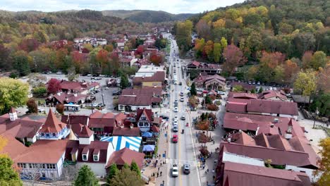 Luftaufnahmen-über-Bunten-Herbstblättern-über-Helen-Georgia