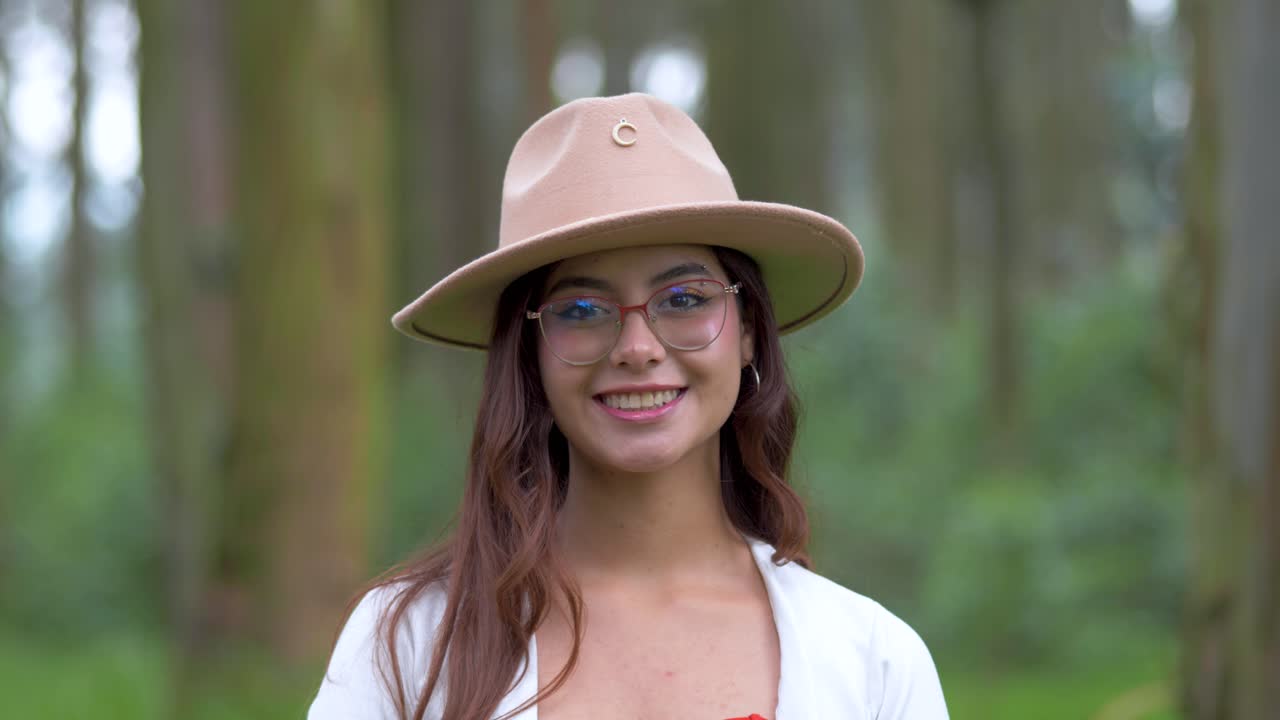 la encantadora sonrisa de una joven ecuatoriana con un sombrero