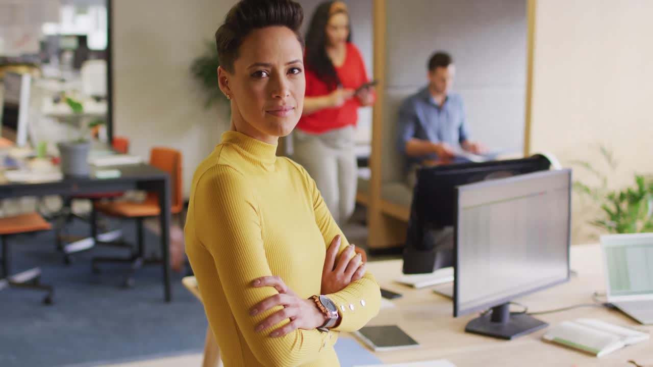 retrato de una feliz mujer de negocios caucásica mirando a la cámara en la oficina