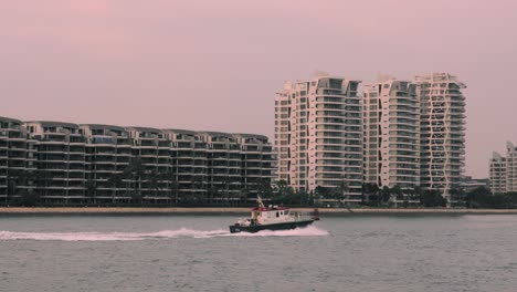 puerto de singapur al atardecer desde un velero