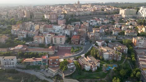 Un-Dron-Tranquilo-Y-De-Movimiento-Lento-Sobre-Tarragona,-España,-Capturado-Justo-Antes-Del-Atardecer.