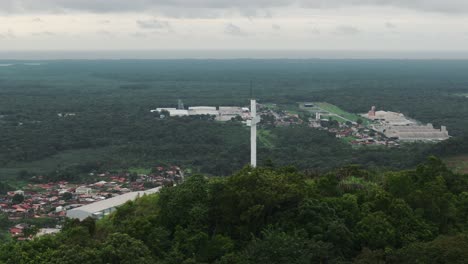 vista aérea de las estructuras de almacenamiento en el puerto de são francisco do sul, morro da cruz en primer plano, santa catarina, brasil