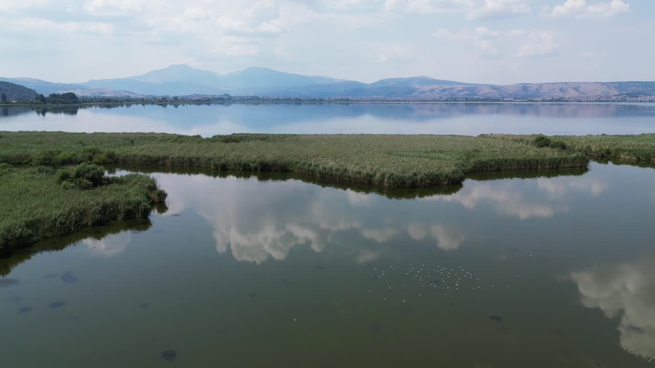 espejo de agua del lago ioannina y pamvotis en epirus, grecia continental- aero