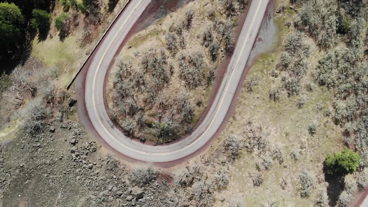 drone disparado girando sobre una carretera ventosa