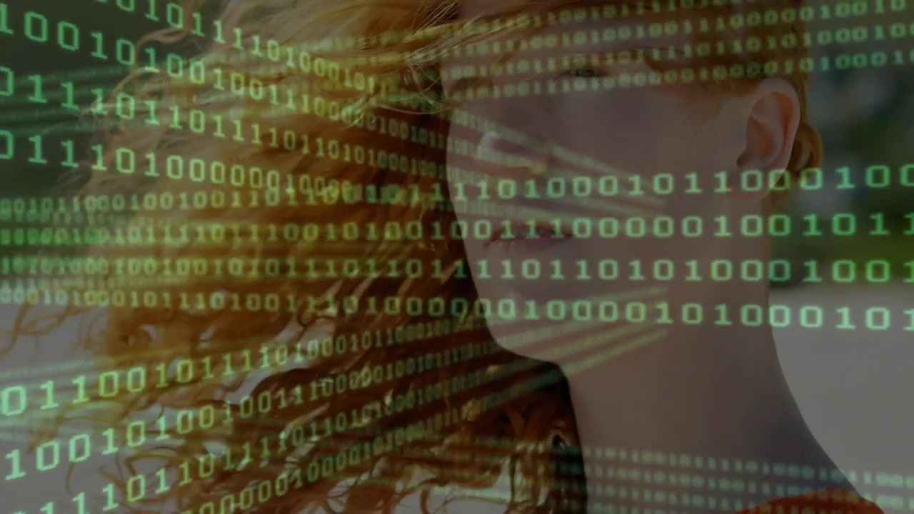 Jonge vrouw met rood haar, bedekt met digitale binaire code.