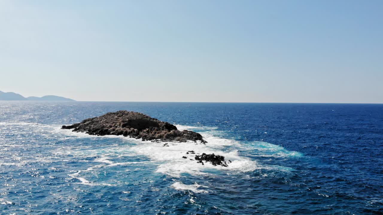 푸른 바다 한가운데 있는 바위 풍경, 예루살렘 해변, 에리소스, 그리스 - 공중 정적