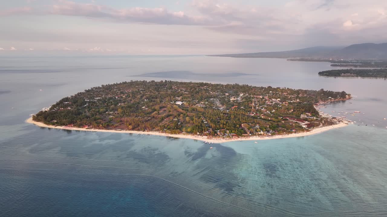 isla de gili air cerca de lombok, indonesia. vista aérea de un popular destino de viajes exóticos.