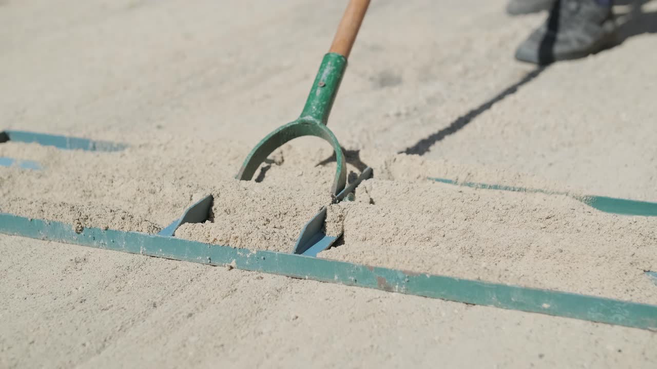 정원사 가 목조 울타리 로 사립 마당 에 잔디 를 고 있다