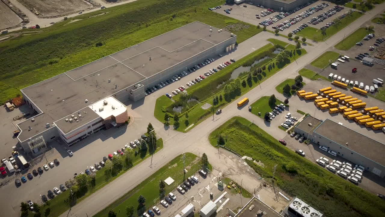 drone volando sobre la calle en un distrito industrial