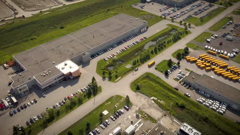 drone volando sobre la calle en un distrito industrial