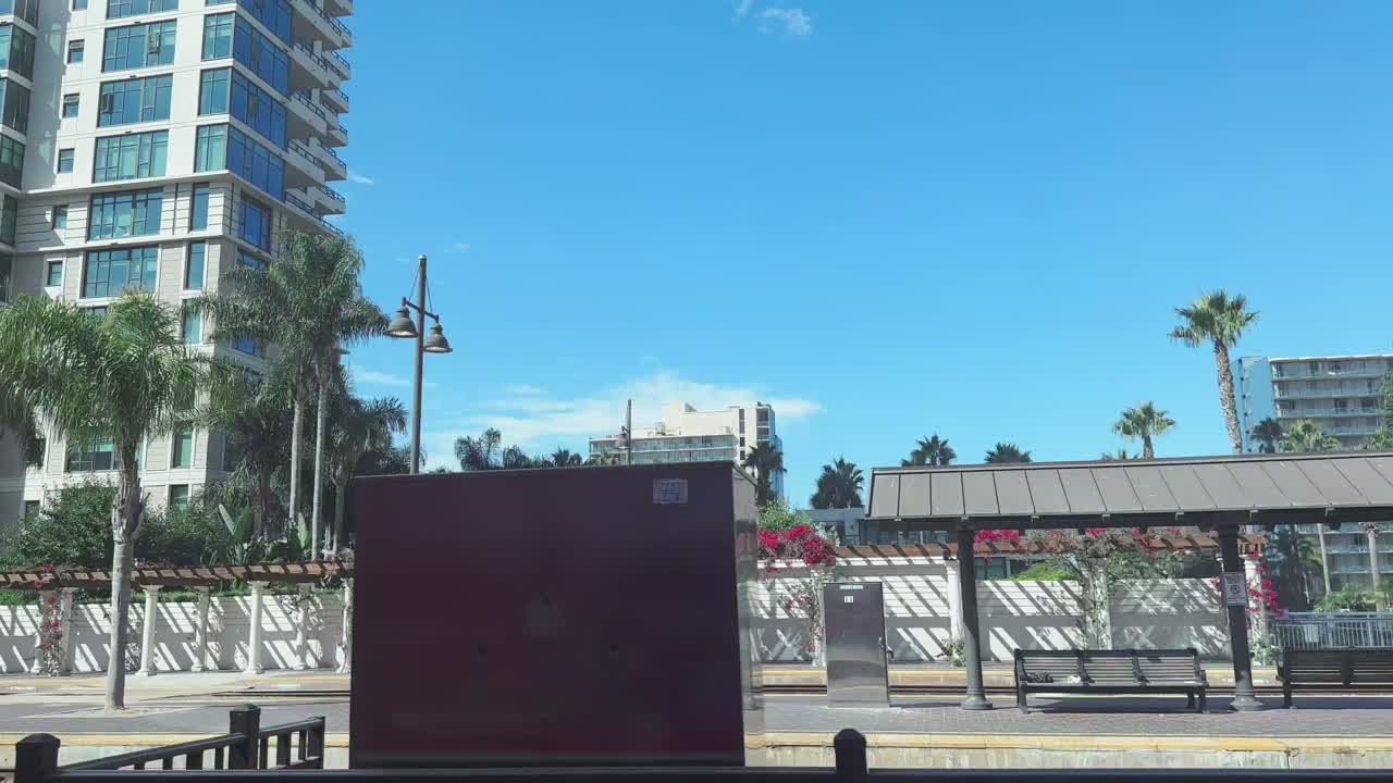 viajar en tranvía por el centro de san diego con el depósito de santa fe, edificios, palmeras, calle