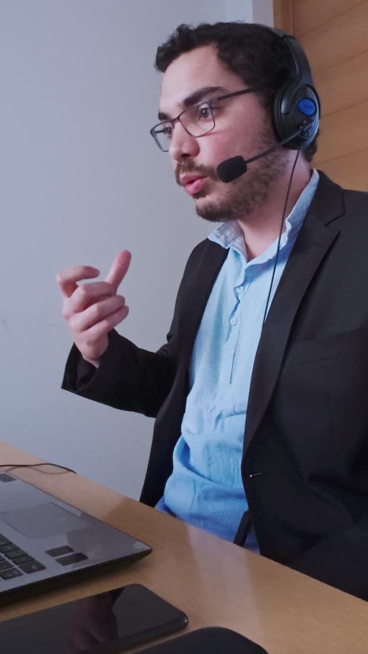 Uomo che spiega una strategia aziendale gesticolando