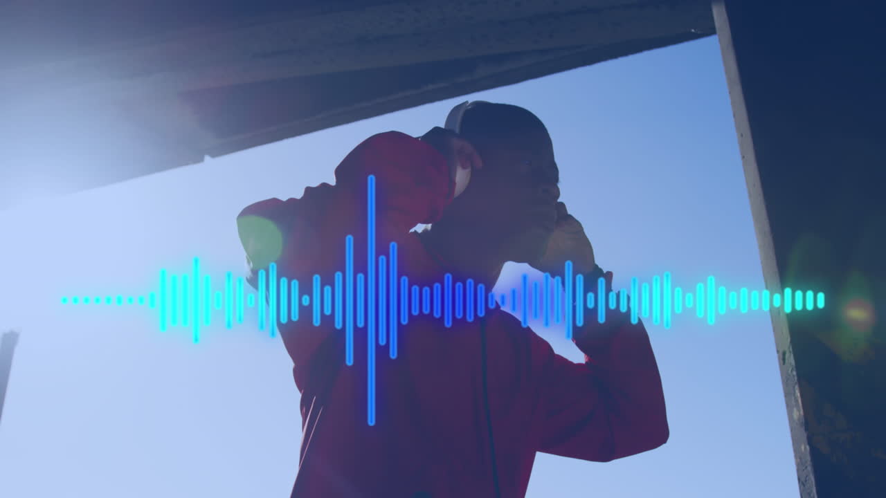 animación de ondas sonoras sobre hombre afroamericano con auriculares haciendo ejercicio al aire libre en el sol