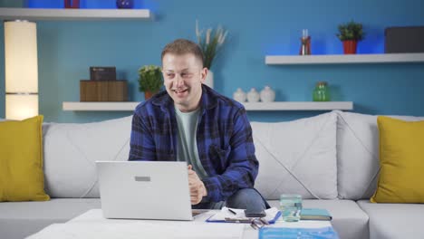 Hombre-Trabajador-De-Oficina-En-Casa-Mirando-La-Cámara-Con-Emoción-Y-Sintiéndose-Feliz.