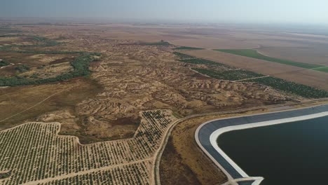 Imágenes-Aéreas-Del-Depósito-De-Agua-Agrícola-En-Una-Gran-área-De-Campos