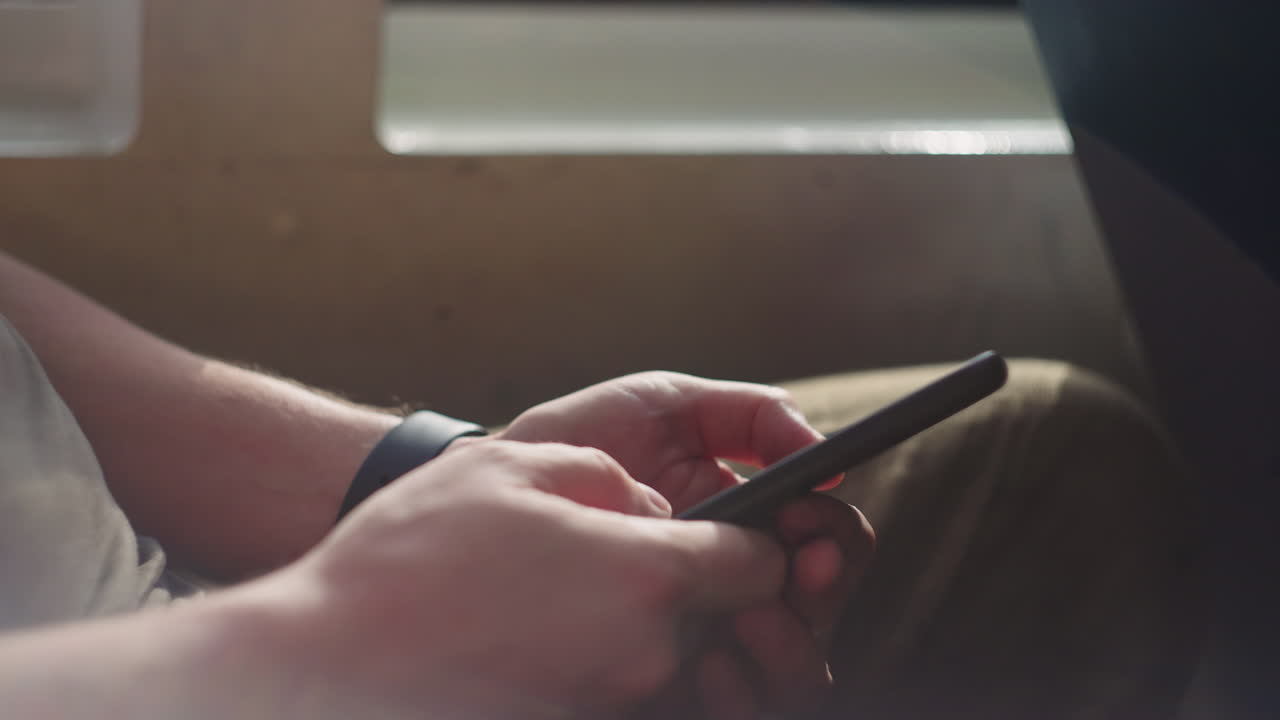 Uomo che usa uno smartphone in un veicolo