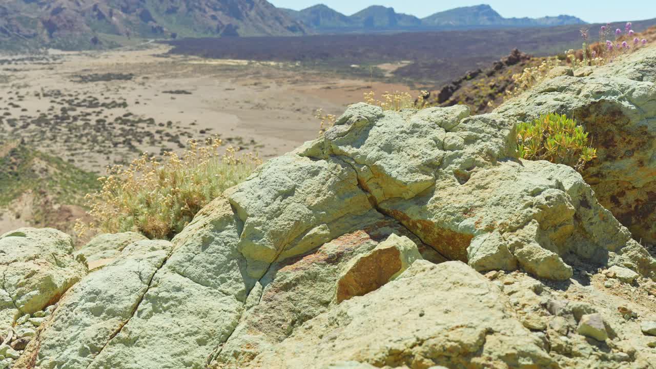 mirando por encima del borde de un acantilado con pendiente empinada en el parque nacional del teide, tiro de mano