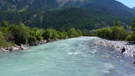 Türkisblauer-Fluss,-Umgeben-Von-üppigen-Grünen-Bäumen-In-Den-Bergen-Von-Zernez-Schweiz-Am-Sommertag,-Antenne