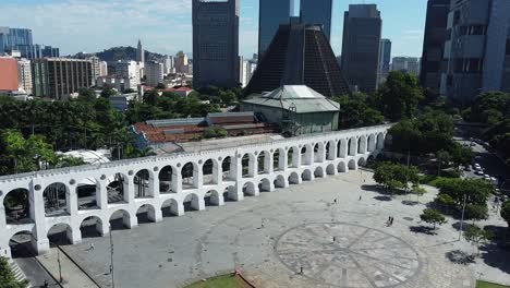 Atracción-Turística-Del-Centro-De-La-Ciudad-De-Río-De-Janeiro-Arcos-Da-Lapa,-Hermosa-Arquitectura-Por-Drone,-Arcos