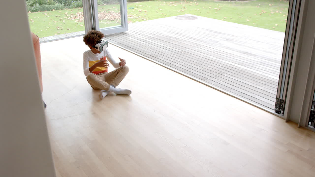 아프리카계 미국인 소년은 vr 헤드을 사용하고 가상 화면, 복사 공간, 느린 동작을 만질 수 있습니다.