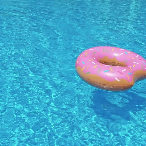 un anillo flotando en una piscina azul