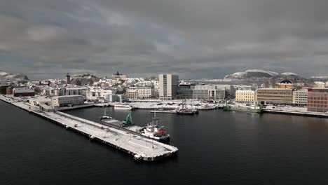 Fröhlicher-Flug-Auf-Das-Dummy-Schiff-Zu,-Das-Im-Hafen-Des-Kreuzfahrtschiffes-Ålesund-Im-Zentrum-Der-Stadt-Liegt