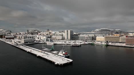 vuelo alegre hacia el barco ficticio que está atracado en el puerto de ålesund cruise pir en el centro de la ciudad