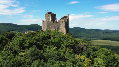 imágenes de drones sobre las ruinas de un antiguo castillo de la edad media en holloko, hungría drone vuela hacia atrás y sobre el castillo